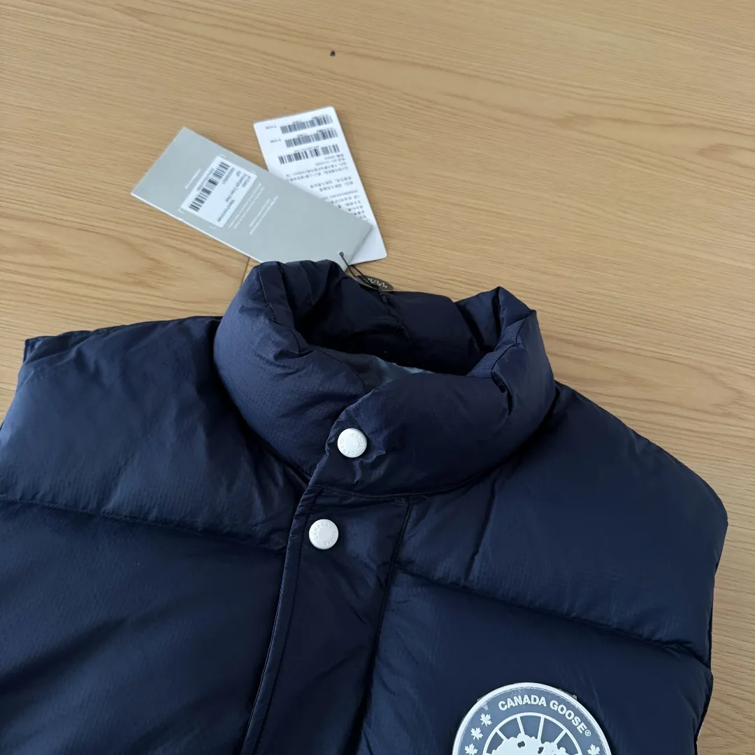 Style No.: Y 86 𝗖𝗔𝗡𝗔𝗗𝗔 𝗚𝗢𝗢𝗦𝗘/Canada Goose White Label Glacier Vest Down Jacket Freestyle Vest THEICON This excellent down-filled vest can be freely layered with various clothes and is people's favorite during the changing seasons. It's Classic Versatile and provides excellent warmth. The Northern Lights Capsule Series is reimagined in rich hues inspired by the stunning colors of Canada's north. Glacial Haze Capsule Series has been improved with a striking and rich color series that gives people the feeling of being trapped in the mist around icebergs and glaciers. The top original replica version refers to the highest version in China (there is no one) (it is a piece of craftsmanship to make a piece of clothing that is ZP when placed in the counter) 1⃣ Made of original custom-made double plain 9500-100% nylon nylon fabric, windproof, waterproof and stain-resistant 2⃣ Filled with national standard Guangzhou Inspection white duck down, the amount of down is more than twice that of ordinary goods. 3⃣The zipper is customized from Yoshida YKK factory, with clear engraving and perfect smooth texture. 4⃣Collar label, armband, back label, hangtag, complete anti-counterfeiting label. Color: Black White, Mood Blue, Melt Water Blue, Graphite Gray. Sizes: XS S M L XL XXL